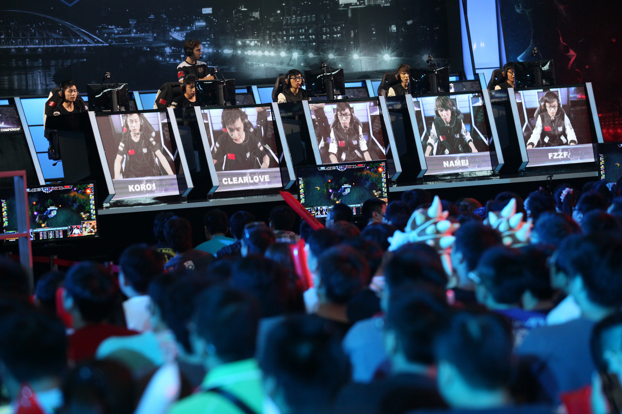 C9中单选手突发不适引发比赛暂停医疗介入，紧急换人机制难掩替补选手战术断层，电竞选手健康关注成焦点